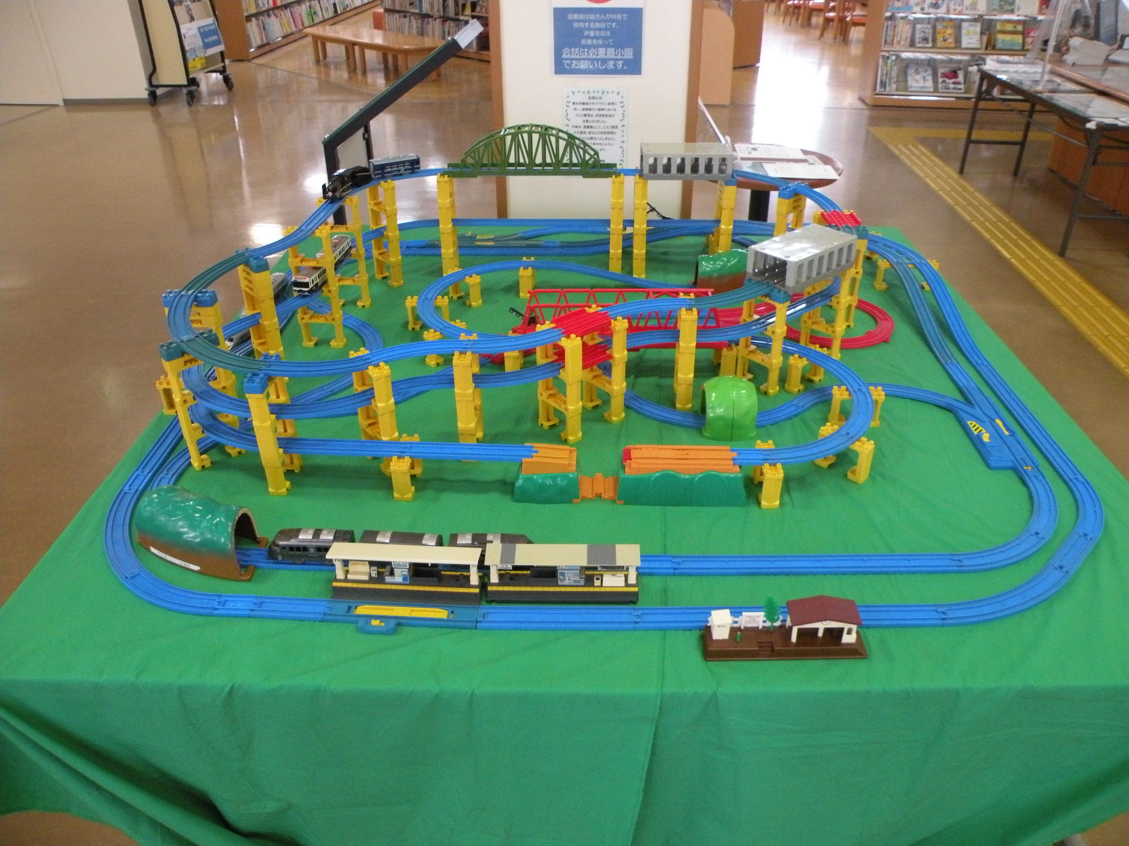 R8.2.7プラレール１Fフロア.JPG