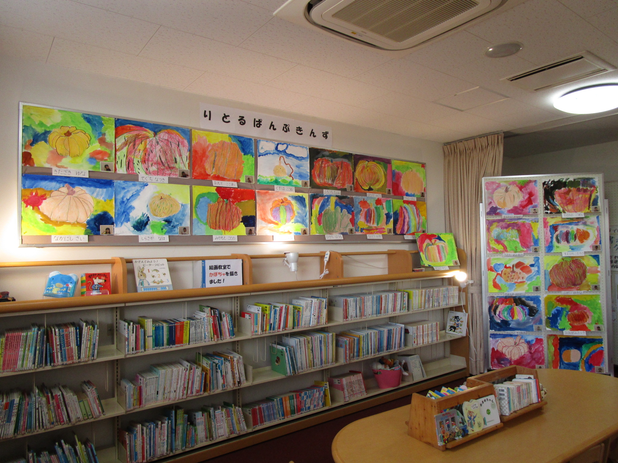 市内の幼稚園 保育園のみなさんの作品展示中 豊前市立図書館